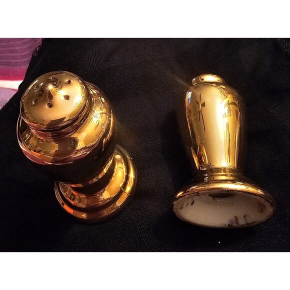 Mid-century 24K Warranted Gold Ceramic Urn Shaped Salt And Pepper Shakers - Picture 2 of 4